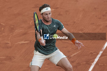 2024-06-07 - Casper Ruud of Norway during the semifinal against Alexander Zverev of Germany on day 12 of the 2024 French Open, Roland-Garros 2024, Grand Slam tennis tournament on June 7, 2024 at Roland-Garros stadium in Paris, France - TENNIS - ROLAND GARROS 2024 - 07/06 - INTERNATIONALS - TENNIS