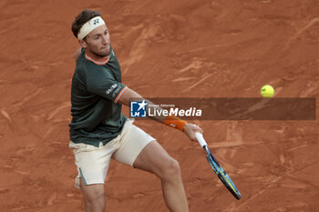 2024-06-07 - Casper Ruud of Norway during the semifinal against Alexander Zverev of Germany on day 12 of the 2024 French Open, Roland-Garros 2024, Grand Slam tennis tournament on June 7, 2024 at Roland-Garros stadium in Paris, France - TENNIS - ROLAND GARROS 2024 - 07/06 - INTERNATIONALS - TENNIS