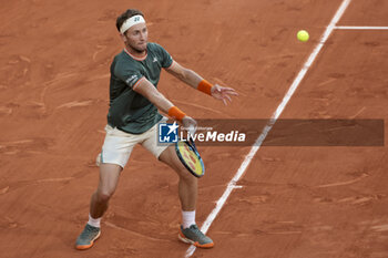 2024-06-07 - Casper Ruud of Norway during the semifinal against Alexander Zverev of Germany on day 12 of the 2024 French Open, Roland-Garros 2024, Grand Slam tennis tournament on June 7, 2024 at Roland-Garros stadium in Paris, France - TENNIS - ROLAND GARROS 2024 - 07/06 - INTERNATIONALS - TENNIS