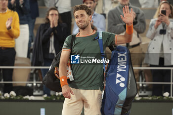 2024-06-07 - Casper Ruud of Norway salutes the fans following the semifinal against Alexander Zverev of Germany on day 12 of the 2024 French Open, Roland-Garros 2024, Grand Slam tennis tournament on June 7, 2024 at Roland-Garros stadium in Paris, France - TENNIS - ROLAND GARROS 2024 - 07/06 - INTERNATIONALS - TENNIS