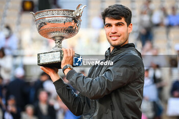 2024-06-09 - Carlos ALCARAZ of Spain celebrates his victory with the trophy during the fifteenth day of Roland-Garros 2024, ATP and WTA Grand Slam tennis tournament on June 09, 2024 at Roland-Garros stadium in Paris, France - TENNIS - ROLAND GARROS 2024 - 09/06 - INTERNATIONALS - TENNIS