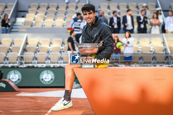 2024-06-09 - Carlos ALCARAZ of Spain celebrates his victory with the trophy during the fifteenth day of Roland-Garros 2024, ATP and WTA Grand Slam tennis tournament on June 09, 2024 at Roland-Garros stadium in Paris, France - TENNIS - ROLAND GARROS 2024 - 09/06 - INTERNATIONALS - TENNIS