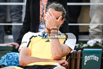 2024-06-09 - Alexander ZVEREV of Germany looks dejected during the fifteenth day of Roland-Garros 2024, ATP and WTA Grand Slam tennis tournament on June 09, 2024 at Roland-Garros stadium in Paris, France - TENNIS - ROLAND GARROS 2024 - 09/06 - INTERNATIONALS - TENNIS
