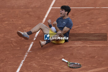 2024-06-09 - Carlos Alcaraz of Spain celebrates winning the men's final against Alexander Zverev of Germany during day 15 of the 2024 French Open, Roland-Garros 2024, Grand Slam tennis tournament on June 9, 2024 at Roland-Garros stadium in Paris, France - TENNIS - ROLAND GARROS 2024 - 09/06 - INTERNATIONALS - TENNIS