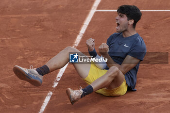 2024-06-09 - Carlos Alcaraz of Spain celebrates winning the men's final against Alexander Zverev of Germany during day 15 of the 2024 French Open, Roland-Garros 2024, Grand Slam tennis tournament on June 9, 2024 at Roland-Garros stadium in Paris, France - TENNIS - ROLAND GARROS 2024 - 09/06 - INTERNATIONALS - TENNIS