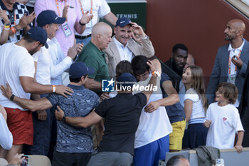 2024-06-09 - Carlos Alcaraz of Spain celebrates winning - here with his staff and family - the men's final against Alexander Zverev of Germany during day 15 of the 2024 French Open, Roland-Garros 2024, Grand Slam tennis tournament on June 9, 2024 at Roland-Garros stadium in Paris, France - TENNIS - ROLAND GARROS 2024 - 09/06 - INTERNATIONALS - TENNIS