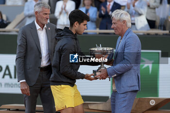 2024-06-09 - President of French Tennis Federation FFT Gilles Moretton, winner Carlos Alcaraz of Spain, trophy presenter Bjorn Borg during the podium ceremony of the men's final on day 15 of the 2024 French Open, Roland-Garros 2024, Grand Slam tennis tournament on June 9, 2024 at Roland-Garros stadium in Paris, France - TENNIS - ROLAND GARROS 2024 - 09/06 - INTERNATIONALS - TENNIS