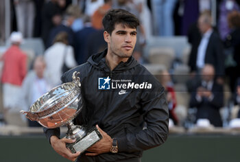 2024-06-09 - Winner Carlos Alcaraz of Spain during the podium ceremony of the men's final on day 15 of the 2024 French Open, Roland-Garros 2024, Grand Slam tennis tournament on June 9, 2024 at Roland-Garros stadium in Paris, France - TENNIS - ROLAND GARROS 2024 - 09/06 - INTERNATIONALS - TENNIS