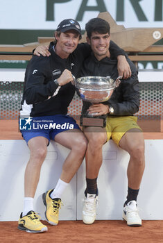 2024-06-09 - Winner Carlos Alcaraz of Spain poses with his coach Juan Carlos Ferrero following the men's final on day 15 of the 2024 French Open, Roland-Garros 2024, Grand Slam tennis tournament on June 9, 2024 at Roland-Garros stadium in Paris, France - TENNIS - ROLAND GARROS 2024 - 09/06 - INTERNATIONALS - TENNIS