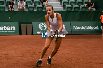 2024-07-20 - Anna Karolina Schmiedlova (SVK) during the quarter finals match vs. Aliaksandra Sasnovich at the WTA250 Hungarian Gran Prix Tennis on 19th July 2024 at Romai Teniszakademia, Budapest, Hungary - WTA HUNGARIAN GRAND PRIX - SEMIFINAL - INTERNATIONALS - TENNIS