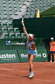 2024-07-19 - Suzan Lamens (NED) during the quarter finals match vs. Aliaksandra Sasnovich at the WTA250 Hungarian Gran Prix Tennis on 19th July 2024 at Romai Teniszakademia, Budapest, Hungary - WTA HUNGARIAN GRAND PRIX - QUARTER FINALS  - INTERNATIONALS - TENNIS