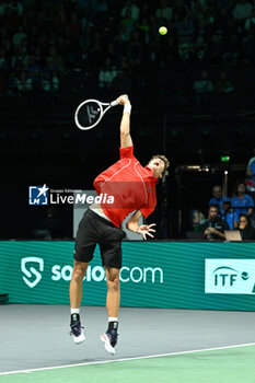 2024-09-13 - Alexander Blockx (BEL) in action during the 2024 Davis Cup Finals Group Stage Bologna match between the Italy and Belgium at Unipol Arena on September 13, 2024 in Bologna, Italy. - DAVIS CUP - INTERNATIONALS - TENNIS