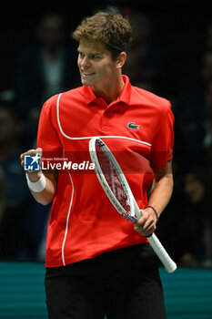 2024-09-13 - Alexander Blockx (BEL) in action during the 2024 Davis Cup Finals Group Stage Bologna match between the Italy and Belgium at Unipol Arena on September 13, 2024 in Bologna, Italy. - DAVIS CUP - INTERNATIONALS - TENNIS