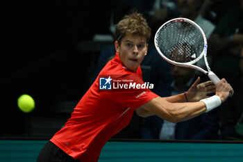 2024-09-13 - Alexander Blockx (BEL) in action during the 2024 Davis Cup Finals Group Stage Bologna match between the Italy and Belgium at Unipol Arena on September 13, 2024 in Bologna, Italy. - DAVIS CUP - INTERNATIONALS - TENNIS