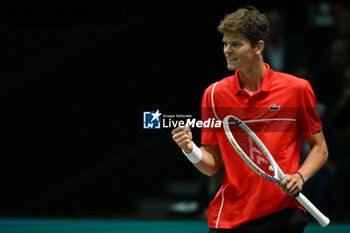 2024-09-13 - Alexander Blockx (BEL) in action during the 2024 Davis Cup Finals Group Stage Bologna match between the Italy and Belgium at Unipol Arena on September 13, 2024 in Bologna, Italy. - DAVIS CUP - INTERNATIONALS - TENNIS