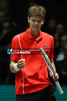 2024-09-13 - Alexander Blockx (BEL) in action during the 2024 Davis Cup Finals Group Stage Bologna match between the Italy and Belgium at Unipol Arena on September 13, 2024 in Bologna, Italy. - DAVIS CUP - INTERNATIONALS - TENNIS