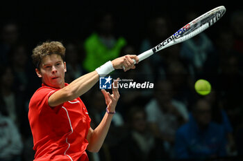 2024-09-13 - Alexander Blockx (BEL) in action during the 2024 Davis Cup Finals Group Stage Bologna match between the Italy and Belgium at Unipol Arena on September 13, 2024 in Bologna, Italy. - DAVIS CUP - INTERNATIONALS - TENNIS