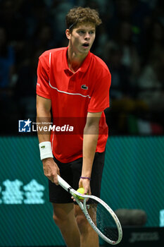 2024-09-13 - Alexander Blockx (BEL) in action during the 2024 Davis Cup Finals Group Stage Bologna match between the Italy and Belgium at Unipol Arena on September 13, 2024 in Bologna, Italy. - DAVIS CUP - INTERNATIONALS - TENNIS