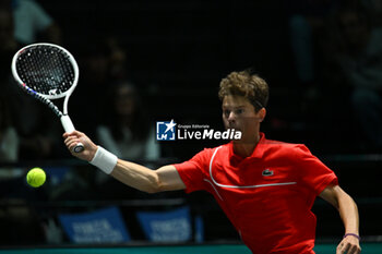 2024-09-13 - Alexander Blockx (BEL) in action during the 2024 Davis Cup Finals Group Stage Bologna match between the Italy and Belgium at Unipol Arena on September 13, 2024 in Bologna, Italy. - DAVIS CUP - INTERNATIONALS - TENNIS