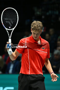 2024-09-13 - Alexander Blockx (BEL) in action during the 2024 Davis Cup Finals Group Stage Bologna match between the Italy and Belgium at Unipol Arena on September 13, 2024 in Bologna, Italy. - DAVIS CUP - INTERNATIONALS - TENNIS