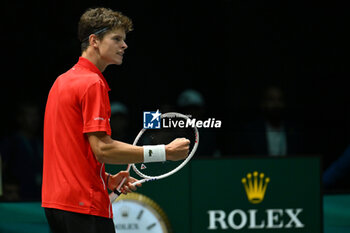 2024-09-13 - Alexander Blockx (BEL) in action during the 2024 Davis Cup Finals Group Stage Bologna match between the Italy and Belgium at Unipol Arena on September 13, 2024 in Bologna, Italy. - DAVIS CUP - INTERNATIONALS - TENNIS