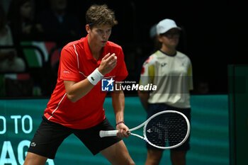 2024-09-13 - Alexander Blockx (BEL) in action during the 2024 Davis Cup Finals Group Stage Bologna match between the Italy and Belgium at Unipol Arena on September 13, 2024 in Bologna, Italy. - DAVIS CUP - INTERNATIONALS - TENNIS