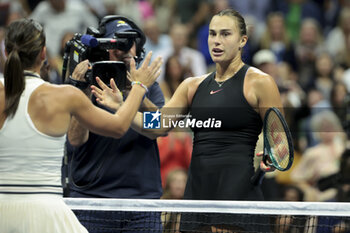 2024-09-06 - Aryna Sabalenka of Belarus (R) shakes hands with Emma Navarro of USA after her semifinal victory during day 11 of the 2024 US Open, Grand Slam tennis tournament on 5 September 2024 at USTA Billie Jean King National Tennis Center in New York, United States - TENNIS - US OPEN 2024 - 05/09 - INTERNATIONALS - TENNIS