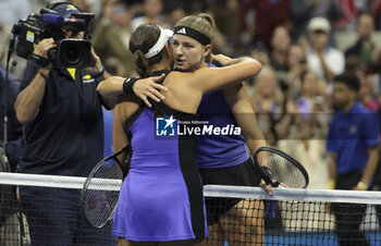 2024-09-06 - Jessica Pegula of USA hugs Karolina Muchova of Czech Republic after her semifinal victory during day 11 of the 2024 US Open, Grand Slam tennis tournament on 5 September 2024 at USTA Billie Jean King National Tennis Center in New York, United States - TENNIS - US OPEN 2024 - 05/09 - INTERNATIONALS - TENNIS