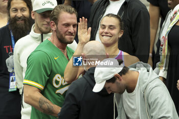 2024-09-08 - Aryna Sabalenka of Belarus celebrates winning the women's final against Jessica Pegula of USA with Georgios Frangulis and her staff in the stands during day 13 of the 2024 US Open, Grand Slam tennis tournament on 7 September 2024 at USTA Billie Jean King National Tennis Center in New York, United States - TENNIS - US OPEN 2024 - 07/09 - INTERNATIONALS - TENNIS