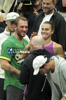 2024-09-08 - Aryna Sabalenka of Belarus celebrates winning the women's final against Jessica Pegula of USA with Georgios Frangulis and her staff in the stands during day 13 of the 2024 US Open, Grand Slam tennis tournament on 7 September 2024 at USTA Billie Jean King National Tennis Center in New York, United States - TENNIS - US OPEN 2024 - 07/09 - INTERNATIONALS - TENNIS