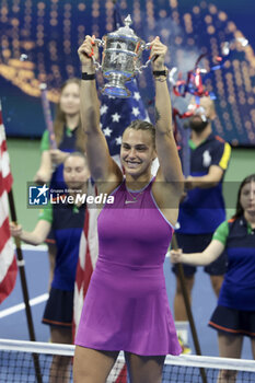 2024-09-08 - Aryna Sabalenka of Belarus celebrates winning the women's final against Jessica Pegula of USA during the podium ceremony on day 13 of the 2024 US Open, Grand Slam tennis tournament on 7 September 2024 at USTA Billie Jean King National Tennis Center in New York, United States - TENNIS - US OPEN 2024 - 07/09 - INTERNATIONALS - TENNIS