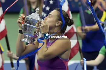 2024-09-08 - Aryna Sabalenka of Belarus celebrates winning the women's final against Jessica Pegula of USA during the podium ceremony on day 13 of the 2024 US Open, Grand Slam tennis tournament on 7 September 2024 at USTA Billie Jean King National Tennis Center in New York, United States - TENNIS - US OPEN 2024 - 07/09 - INTERNATIONALS - TENNIS