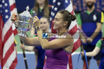 2024-09-08 - Aryna Sabalenka of Belarus celebrates winning the women's final against Jessica Pegula of USA during the podium ceremony on day 13 of the 2024 US Open, Grand Slam tennis tournament on 7 September 2024 at USTA Billie Jean King National Tennis Center in New York, United States - TENNIS - US OPEN 2024 - 07/09 - INTERNATIONALS - TENNIS