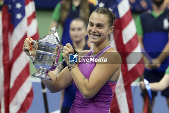 2024-09-08 - Aryna Sabalenka of Belarus celebrates winning the women's final against Jessica Pegula of USA during the podium ceremony on day 13 of the 2024 US Open, Grand Slam tennis tournament on 7 September 2024 at USTA Billie Jean King National Tennis Center in New York, United States - TENNIS - US OPEN 2024 - 07/09 - INTERNATIONALS - TENNIS