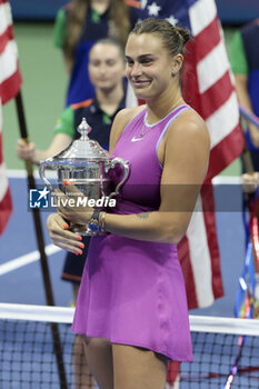 2024-09-08 - Aryna Sabalenka of Belarus celebrates winning the women's final against Jessica Pegula of USA during the podium ceremony on day 13 of the 2024 US Open, Grand Slam tennis tournament on 7 September 2024 at USTA Billie Jean King National Tennis Center in New York, United States - TENNIS - US OPEN 2024 - 07/09 - INTERNATIONALS - TENNIS