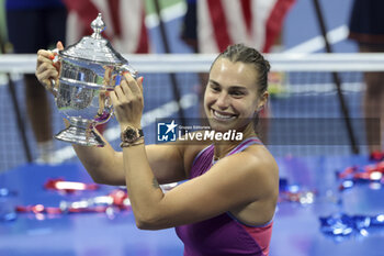 2024-09-08 - Aryna Sabalenka of Belarus celebrates winning the women's final against Jessica Pegula of USA during the podium ceremony on day 13 of the 2024 US Open, Grand Slam tennis tournament on 7 September 2024 at USTA Billie Jean King National Tennis Center in New York, United States - TENNIS - US OPEN 2024 - 07/09 - INTERNATIONALS - TENNIS