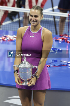 2024-09-08 - Aryna Sabalenka of Belarus celebrates winning the women's final against Jessica Pegula of USA during the podium ceremony on day 13 of the 2024 US Open, Grand Slam tennis tournament on 7 September 2024 at USTA Billie Jean King National Tennis Center in New York, United States - TENNIS - US OPEN 2024 - 07/09 - INTERNATIONALS - TENNIS