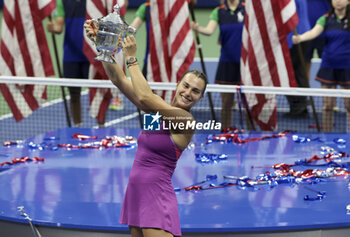 2024-09-08 - Aryna Sabalenka of Belarus celebrates winning the women's final against Jessica Pegula of USA during the podium ceremony on day 13 of the 2024 US Open, Grand Slam tennis tournament on 7 September 2024 at USTA Billie Jean King National Tennis Center in New York, United States - TENNIS - US OPEN 2024 - 07/09 - INTERNATIONALS - TENNIS