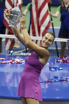 2024-09-08 - Aryna Sabalenka of Belarus celebrates winning the women's final against Jessica Pegula of USA during the podium ceremony on day 13 of the 2024 US Open, Grand Slam tennis tournament on 7 September 2024 at USTA Billie Jean King National Tennis Center in New York, United States - TENNIS - US OPEN 2024 - 07/09 - INTERNATIONALS - TENNIS