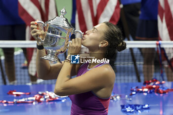 2024-09-08 - Aryna Sabalenka of Belarus celebrates winning the women's final against Jessica Pegula of USA during the podium ceremony on day 13 of the 2024 US Open, Grand Slam tennis tournament on 7 September 2024 at USTA Billie Jean King National Tennis Center in New York, United States - TENNIS - US OPEN 2024 - 07/09 - INTERNATIONALS - TENNIS