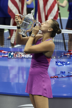 2024-09-08 - Aryna Sabalenka of Belarus celebrates winning the women's final against Jessica Pegula of USA during the podium ceremony on day 13 of the 2024 US Open, Grand Slam tennis tournament on 7 September 2024 at USTA Billie Jean King National Tennis Center in New York, United States - TENNIS - US OPEN 2024 - 07/09 - INTERNATIONALS - TENNIS