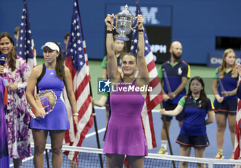 2024-09-08 - Winner Aryna Sabalenka of Belarus celebrates, left finalist Jessica Pegula of USA during the podium ceremony of the women's final during day 13 of the 2024 US Open, Grand Slam tennis tournament on 7 September 2024 at USTA Billie Jean King National Tennis Center in New York, United States - TENNIS - US OPEN 2024 - 07/09 - INTERNATIONALS - TENNIS