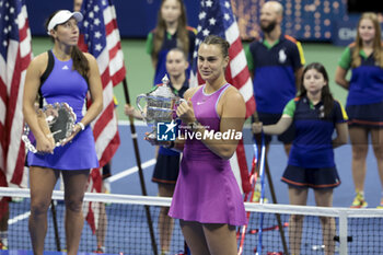 2024-09-08 - Winner Aryna Sabalenka of Belarus celebrates, left finalist Jessica Pegula of USA during the podium ceremony of the women's final during day 13 of the 2024 US Open, Grand Slam tennis tournament on 7 September 2024 at USTA Billie Jean King National Tennis Center in New York, United States - TENNIS - US OPEN 2024 - 07/09 - INTERNATIONALS - TENNIS