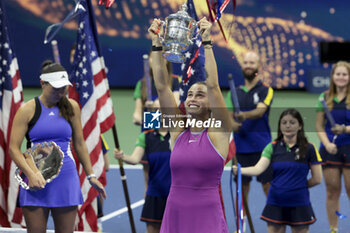 2024-09-08 - Winner Aryna Sabalenka of Belarus celebrates, left finalist Jessica Pegula of USA during the podium ceremony of the women's final during day 13 of the 2024 US Open, Grand Slam tennis tournament on 7 September 2024 at USTA Billie Jean King National Tennis Center in New York, United States - TENNIS - US OPEN 2024 - 07/09 - INTERNATIONALS - TENNIS