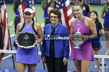 2024-09-08 - Finalist Jessica Pegula of USA, Billie Jean King, winner Aryna Sabalenka of Belarus during the podium ceremony of the women's final during day 13 of the 2024 US Open, Grand Slam tennis tournament on 7 September 2024 at USTA Billie Jean King National Tennis Center in New York, United States - TENNIS - US OPEN 2024 - 07/09 - INTERNATIONALS - TENNIS