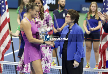 2024-09-08 - Winner Aryna Sabalenka of Belarus receives the trophy from Billie Jean King during the podium ceremony of the women's final during day 13 of the 2024 US Open, Grand Slam tennis tournament on 7 September 2024 at USTA Billie Jean King National Tennis Center in New York, United States - TENNIS - US OPEN 2024 - 07/09 - INTERNATIONALS - TENNIS