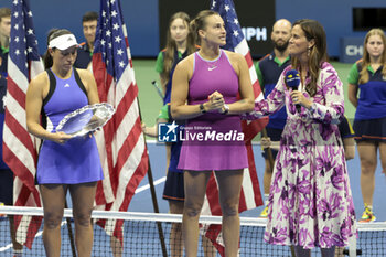 2024-09-08 - Winner Aryna Sabalenka of Belarus answers to Mary Joe Fernandez while finalist Jessica Pegula of USA (L) looks on during the podium ceremony of the women's final during day 13 of the 2024 US Open, Grand Slam tennis tournament on 7 September 2024 at USTA Billie Jean King National Tennis Center in New York, United States - TENNIS - US OPEN 2024 - 07/09 - INTERNATIONALS - TENNIS