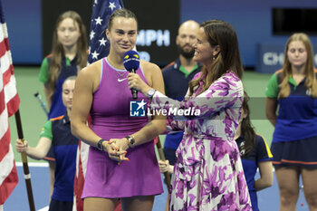 2024-09-08 - Winner Aryna Sabalenka of Belarus answers to Mary Joe Fernandez during the podium ceremony of the women's final during day 13 of the 2024 US Open, Grand Slam tennis tournament on 7 September 2024 at USTA Billie Jean King National Tennis Center in New York, United States - TENNIS - US OPEN 2024 - 07/09 - INTERNATIONALS - TENNIS