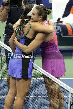 2024-09-08 - Aryna Sabalenka of Belarus (R) hugs Jessica Pegula of USA after winning the women's final during day 13 of the 2024 US Open, Grand Slam tennis tournament on 7 September 2024 at USTA Billie Jean King National Tennis Center in New York, United States - TENNIS - US OPEN 2024 - 07/09 - INTERNATIONALS - TENNIS