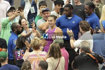 2024-09-08 - Aryna Sabalenka of Belarus celebrates winning the women's final against Jessica Pegula of USA with her staff in the stands during day 13 of the 2024 US Open, Grand Slam tennis tournament on 7 September 2024 at USTA Billie Jean King National Tennis Center in New York, United States - TENNIS - US OPEN 2024 - 07/09 - INTERNATIONALS - TENNIS